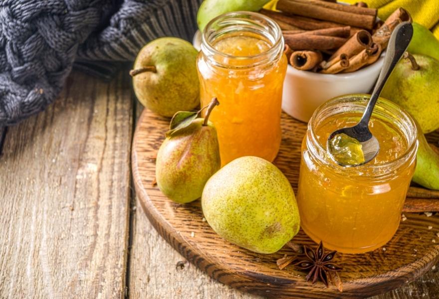 Pain à la cannelle et confiture de poires