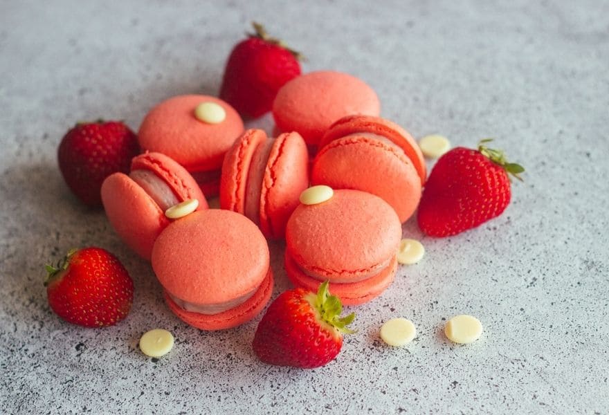 belle collerette sur les macarons à la fraise