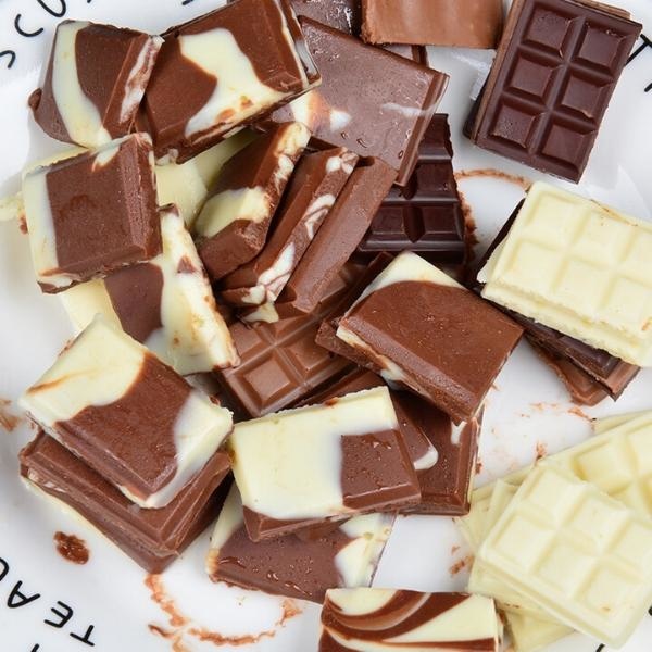 tablettes et carrés de chocolat noir au lait et blanc