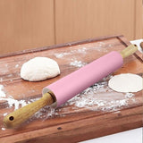 paton et boule de pain avec le rouleau de pâtisserie professionnel